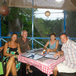 341-Essen-im-Cafe-Studio